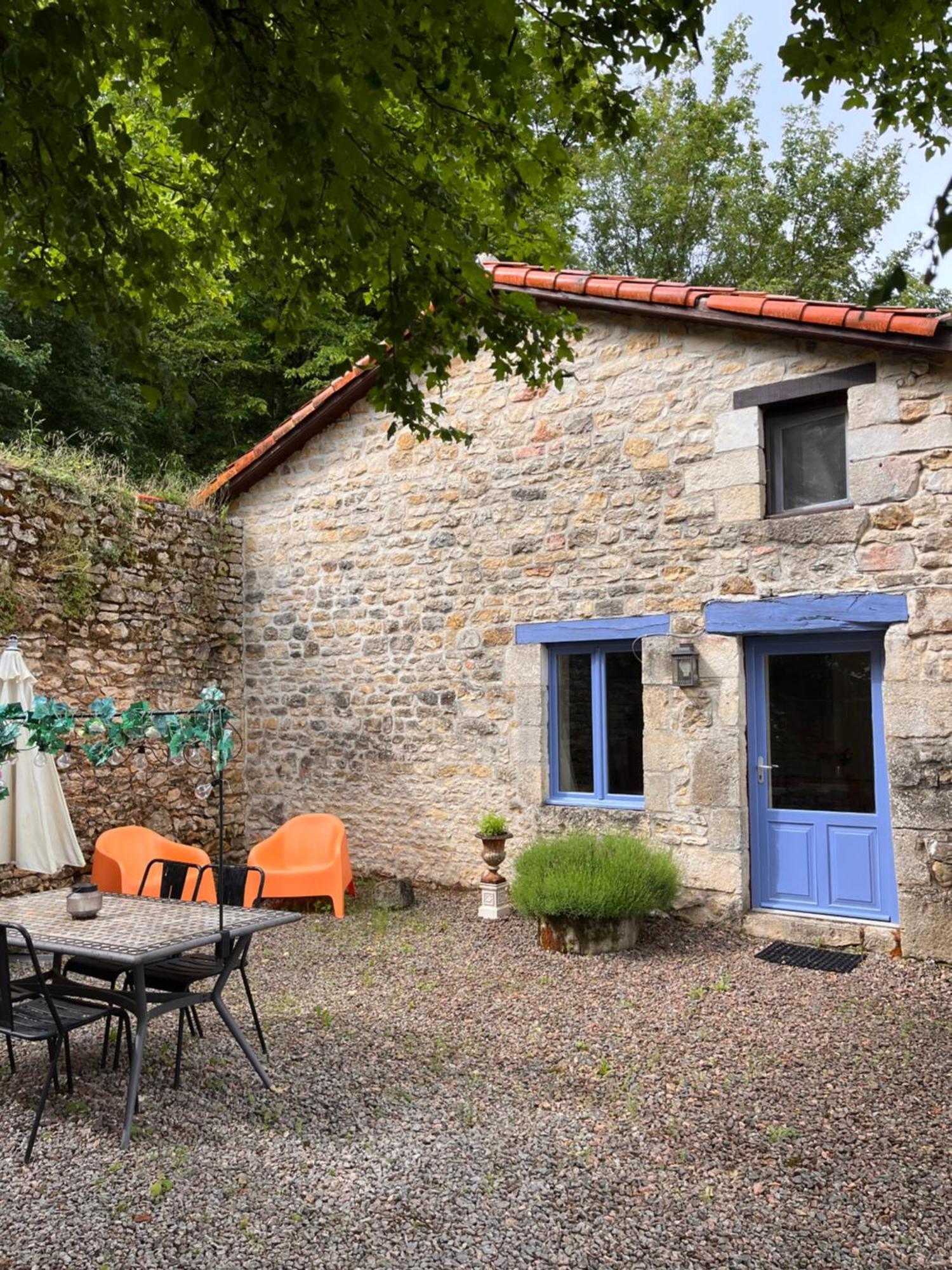 Апартаменты Le Plantier 1 Beaulieu-sur-Sonnette Экстерьер фото